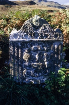 Camus nan Gael gravestone