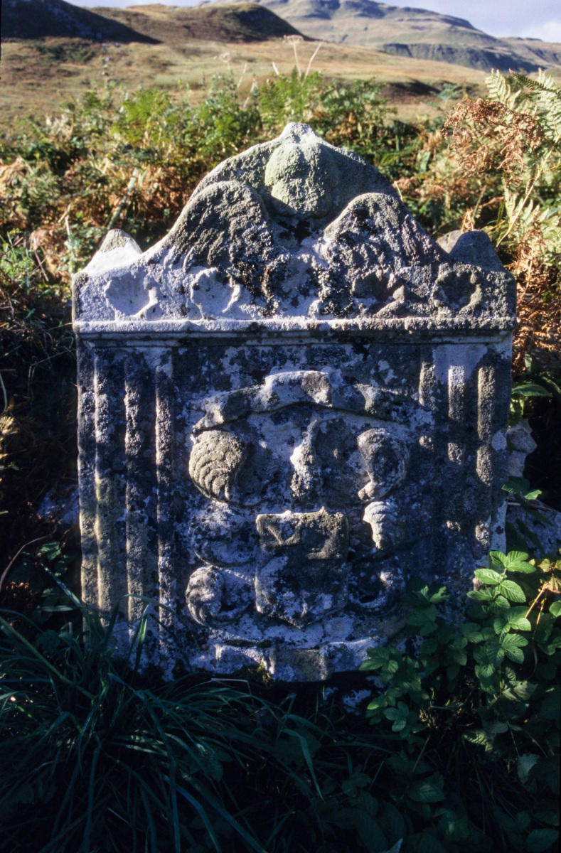Camus nan Gael gravestone